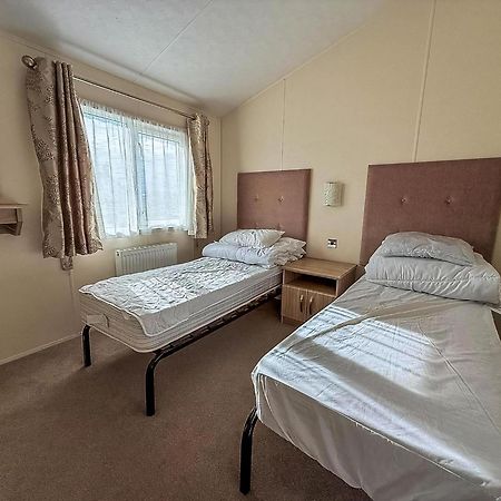Luxury Lodge At Suffolk Sands Holiday Park Ref 45009Mv Felixstowe Exterior foto