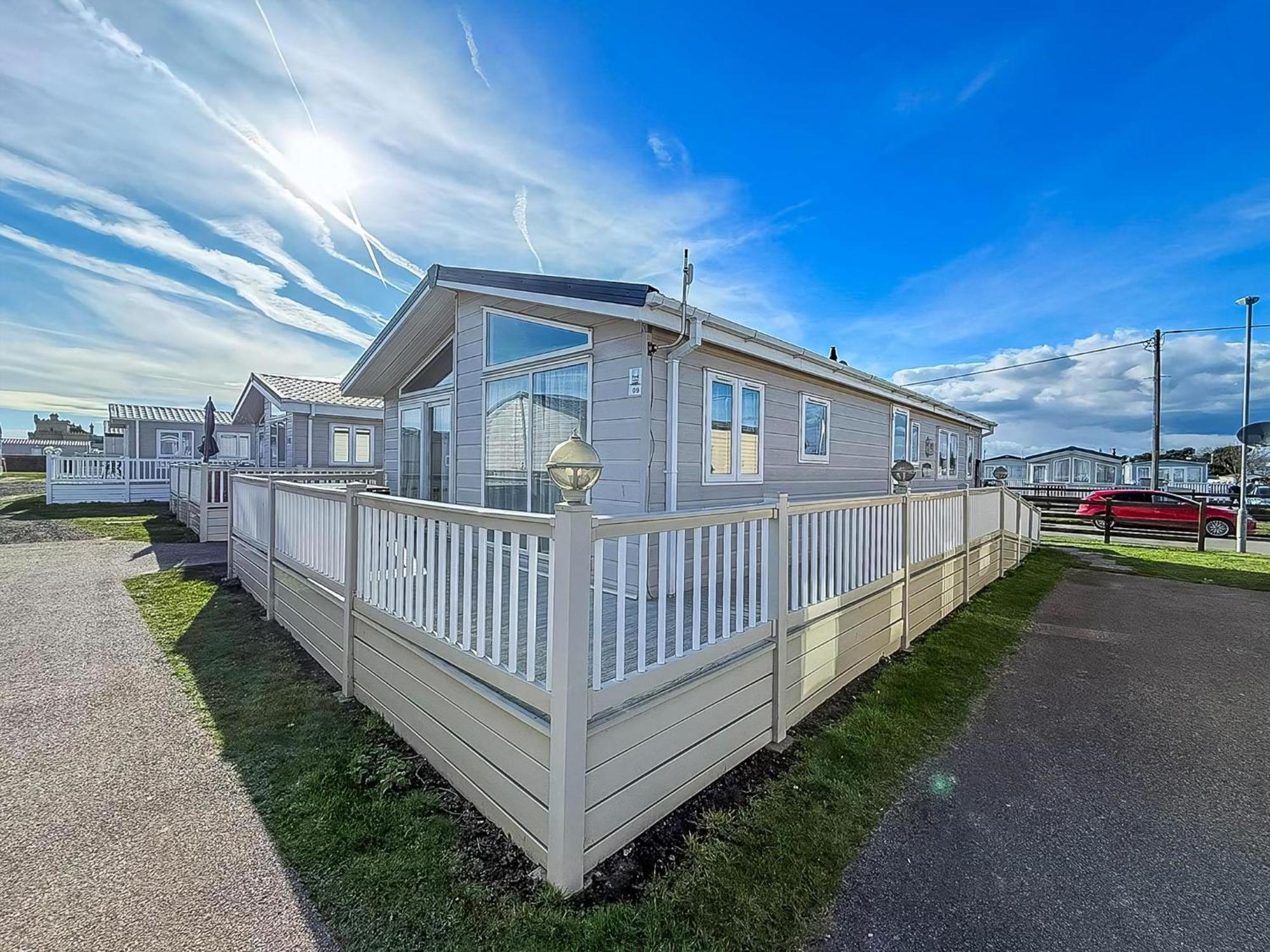 Luxury Lodge At Suffolk Sands Holiday Park Ref 45009Mv Felixstowe Exterior foto